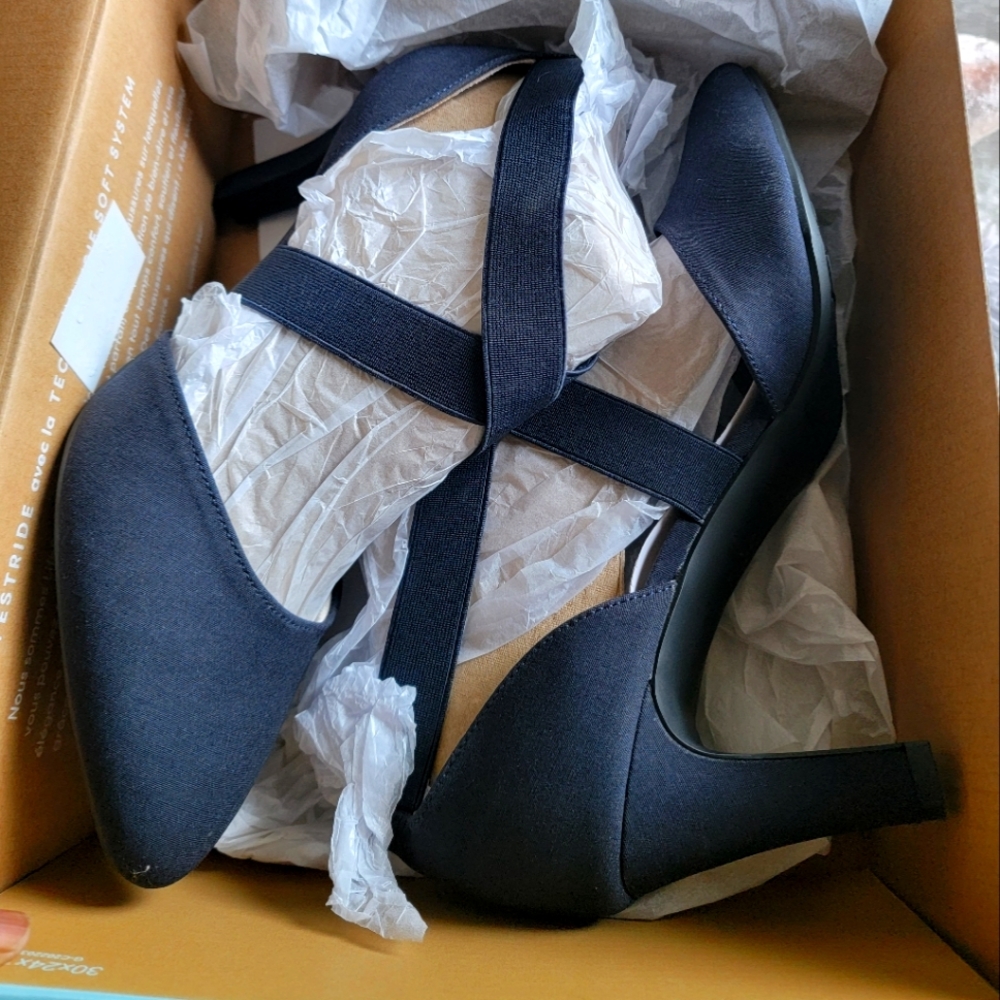 Life Stride heels, navy blue. Size 10. Never worn except to try on.